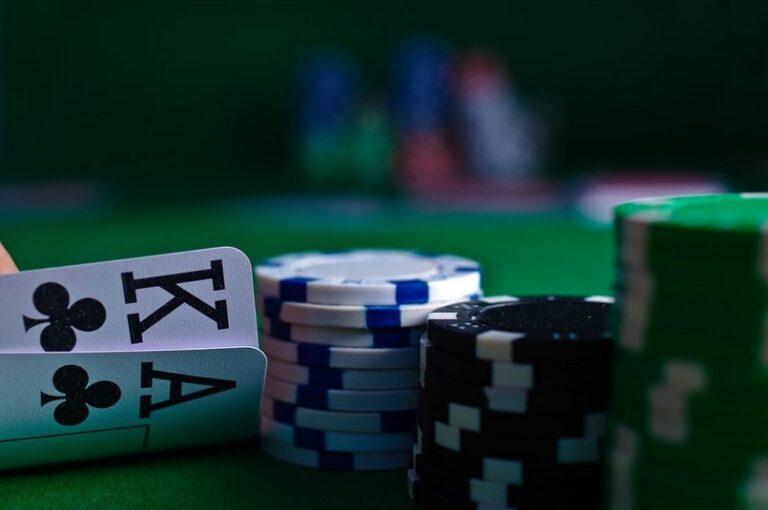 Kỹ thuật bluff poker 5 lá - Chiến lược tinh tế trong trò chơi thẻ bài